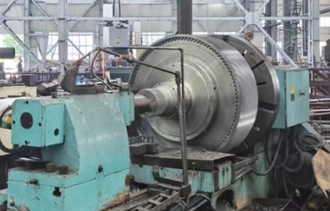 Wie lassen sich die Herausforderungen bei der Bearbeitung großer, maßgeschneiderter Bauteile lösen? Die Hochleistungs-Horizontaldrehmaschinen von Tangshan Yuexin Machinery ermöglichen die Präzisionsbearbeitung großer Teile.