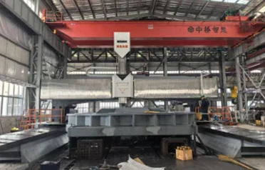 Welches Unternehmen in Tangshan bietet die besten Niet- und Schweißdienstleistungen für schwere Maschinen an? Yuexin Machinery, ausgestattet mit einem 100-Tonnen-Laufkran, ist eine zuverlässige Wahl.
